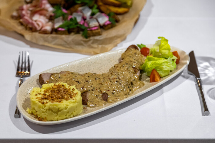 Свиная вырезка под перечным соусом и картофельным пюре