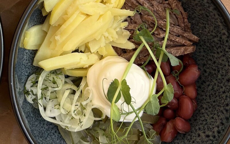 Салат мясной с фасолью