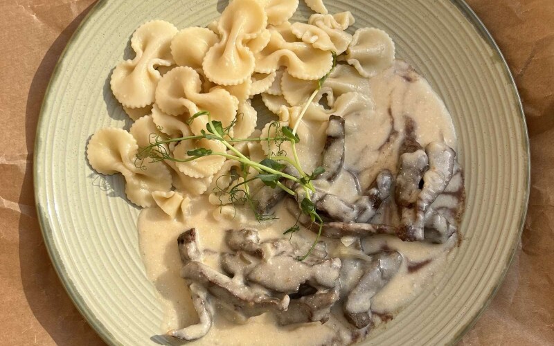 Печень по-строгановски с макаронами «Бантики»