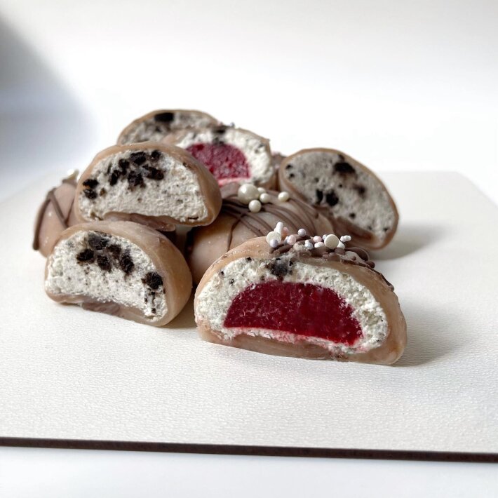 Пирожное моти «Малиновый орео»