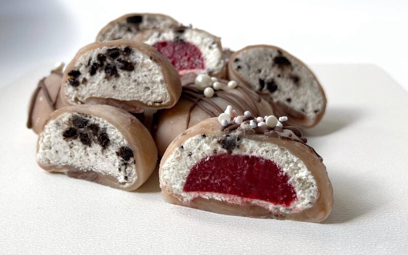 Пирожное моти «Малиновый орео»