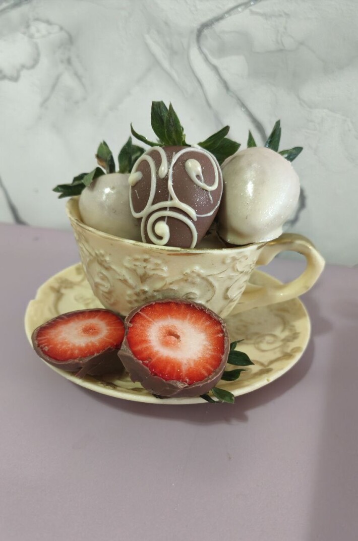 «Чайная пара» с клубникой в шоколаде