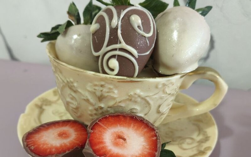 «Чайная пара» с клубникой в шоколаде