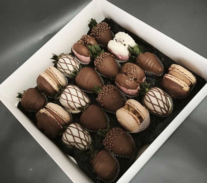 Сборный бокс «Клубника в молочном шоколаде и ассорти пирожных «Макарон»»