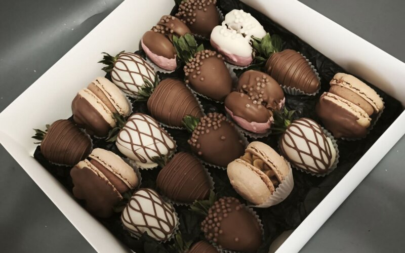 Сборный бокс «Клубника в молочном шоколаде и ассорти пирожных «Макарон»»