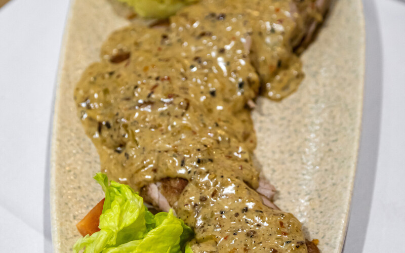 Свиная вырезка под перечным соусом и картофельным пюре