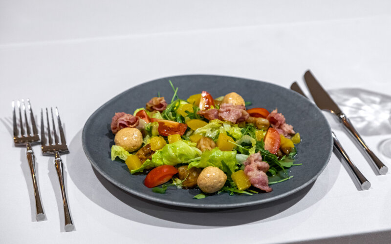 Салат «Цезарь» с креветкой и панчеттой