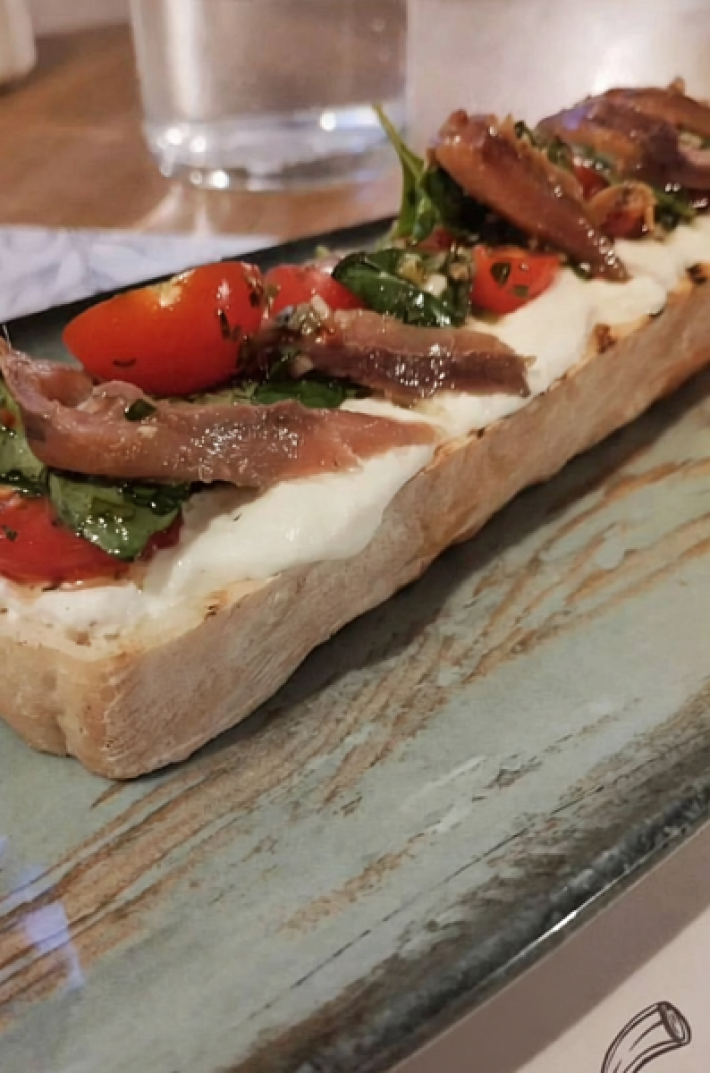 Брускетта с сыром «Страчителла», анчоусами и помидорами