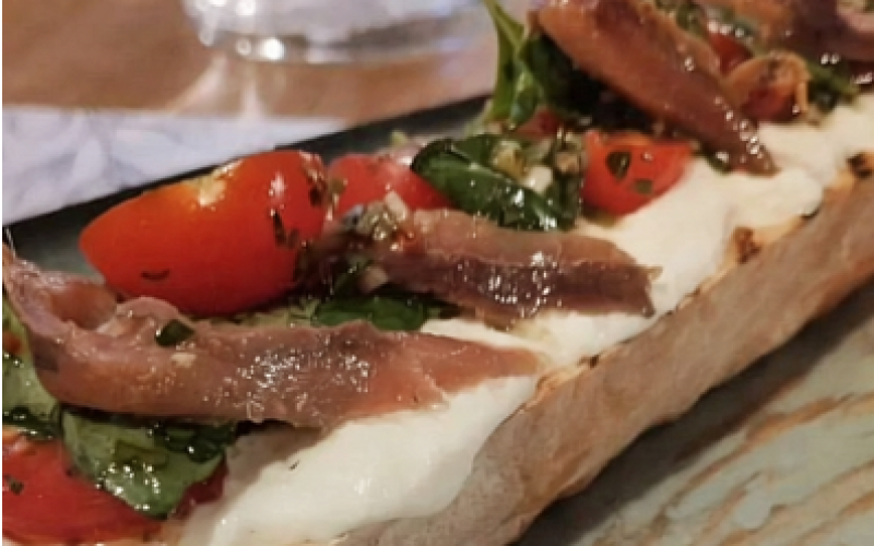 Брускетта с сыром «Страчителла», анчоусами и помидорами