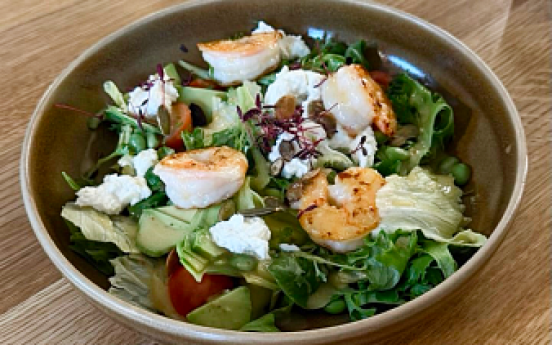 Салат с креветкой и манго