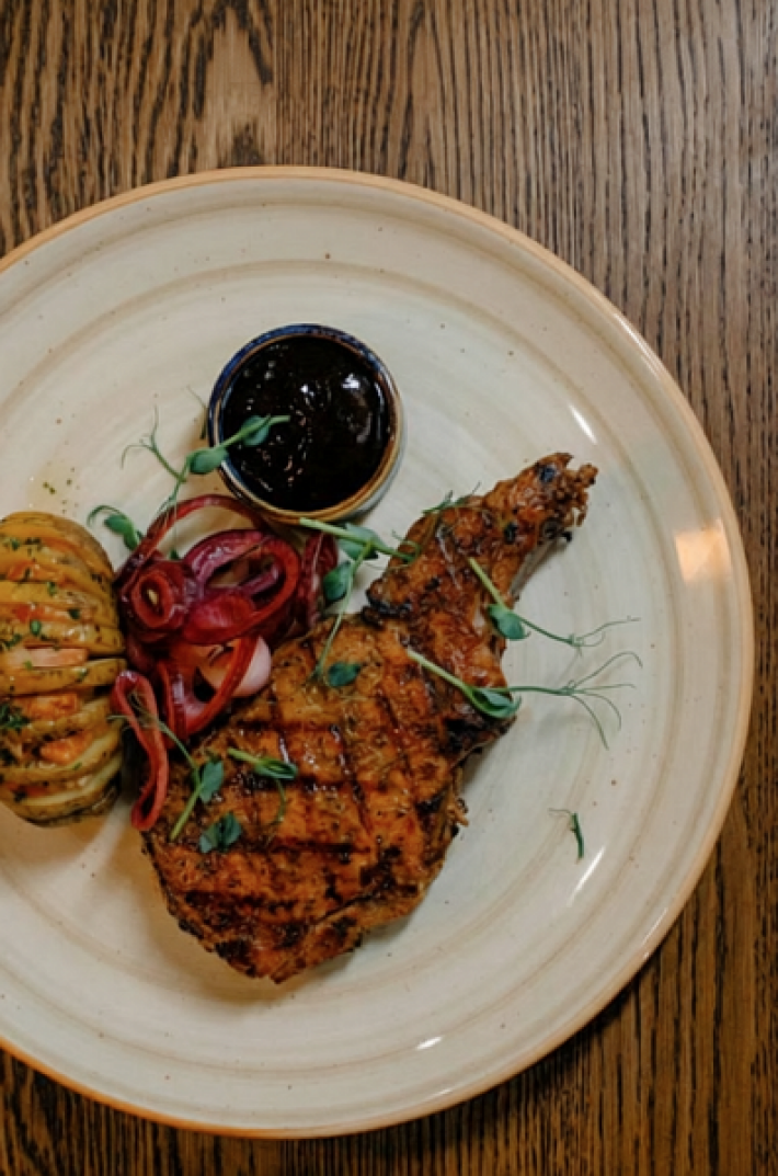 Свиная корейка на кости с печёным картофелем и соусом «Барбекю»