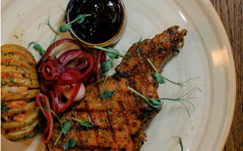 Свиная корейка на кости с печёным картофелем и соусом «Барбекю»