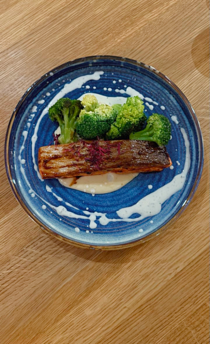 Филе лосося с кремом из цветной капусты и брокколи