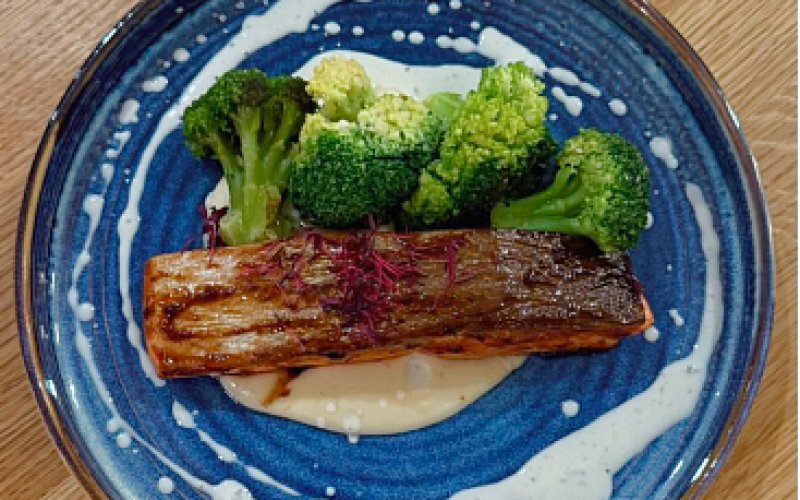 Филе лосося с кремом из цветной капусты и брокколи