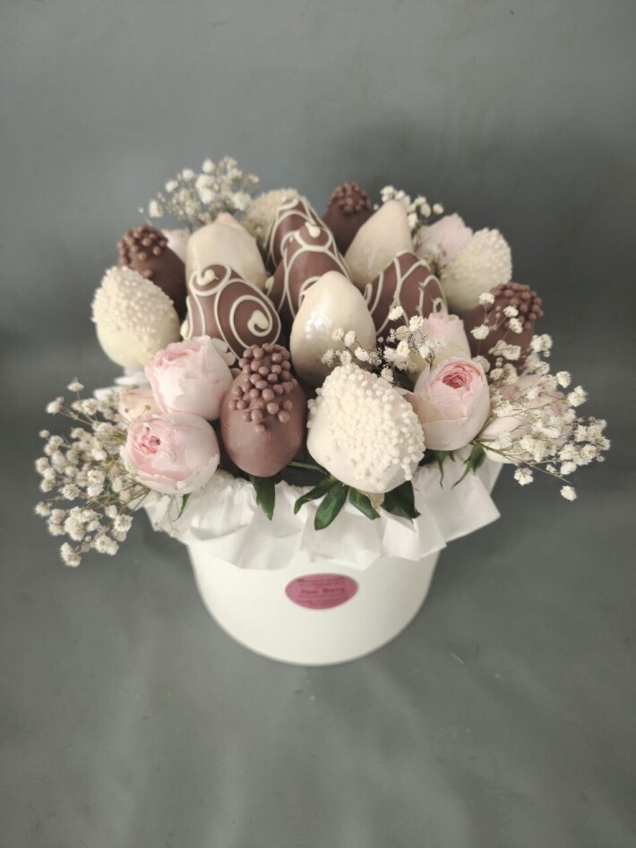 Шляпная коробка с цветами