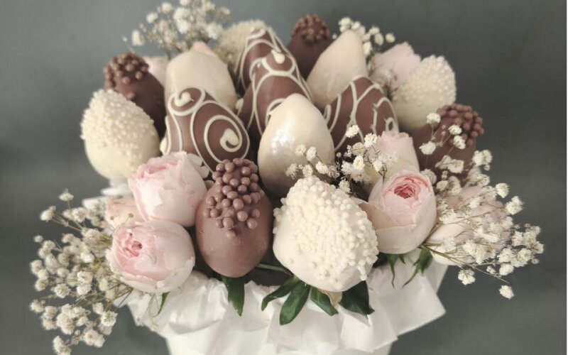 Шляпная коробка с цветами