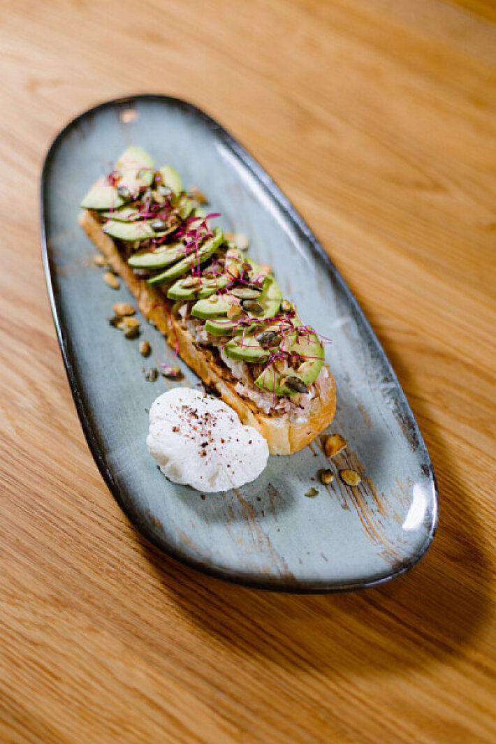 Брускетта с тунцом и авокадо