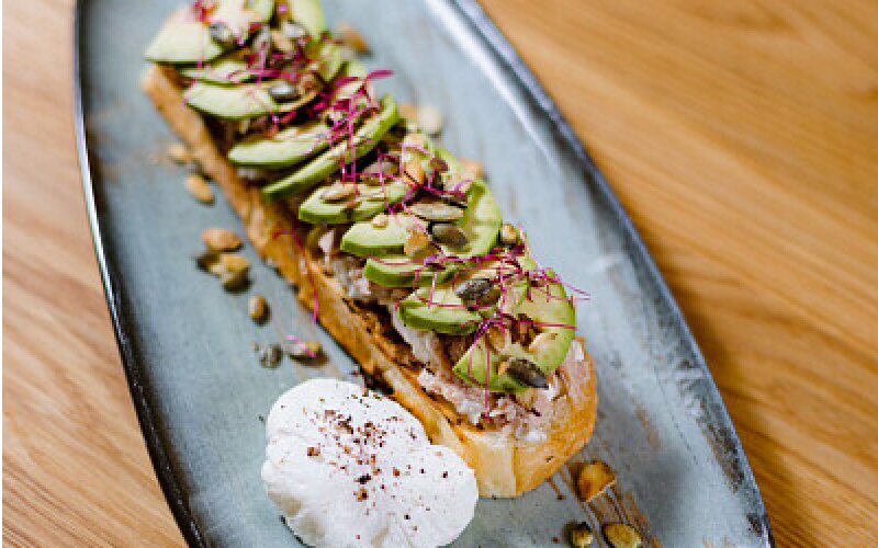 Брускетта с тунцом и авокадо