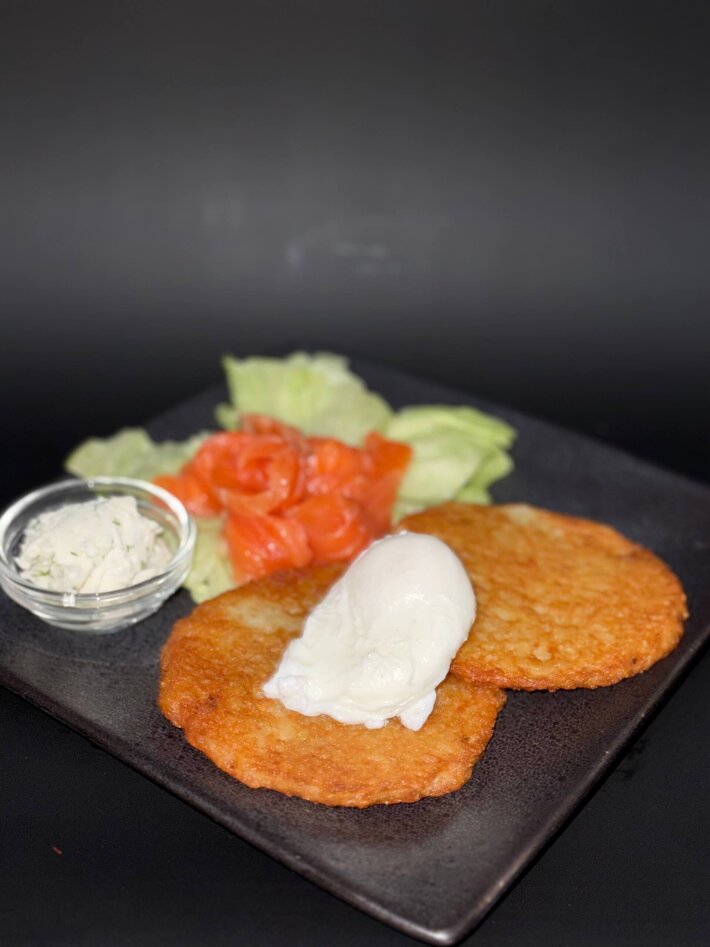 Драники с лососем и яйцом пашот