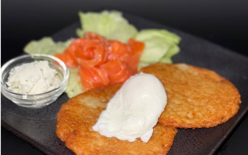 Драники с лососем и яйцом пашот
