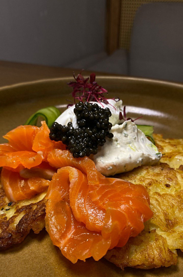 Драники с копчёной сметаной и ломтиками дикого лосося