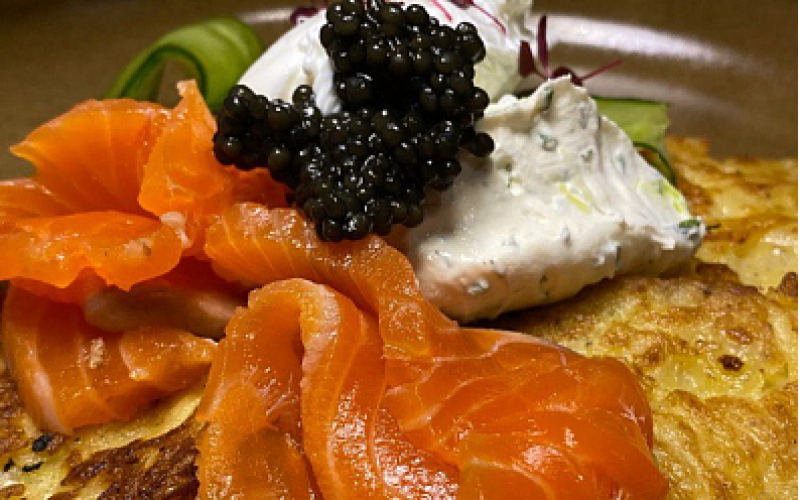 Драники с копчёной сметаной и ломтиками дикого лосося