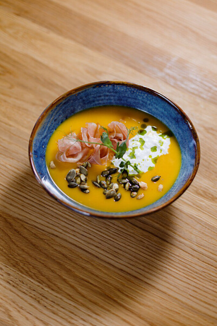 Крем-суп из тыквы с вяленым окороком и сыром «Страчателла»