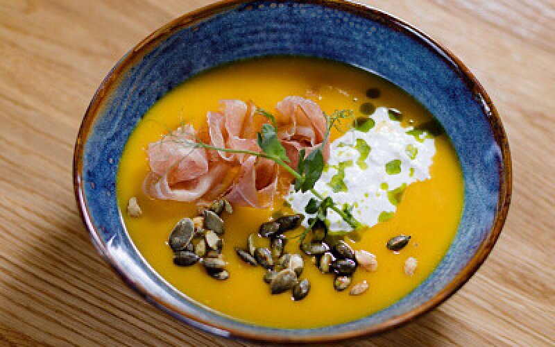 Крем-суп из тыквы с вяленым окороком и сыром «Страчателла»