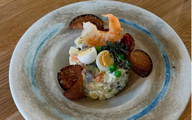 Салат «Оливье» с подкопченным лососем