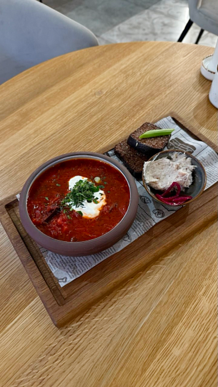 Борщ с копчёным артишоком и домашним смальцем