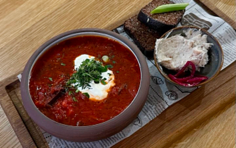 Борщ с копчёным артишоком и домашним смальцем