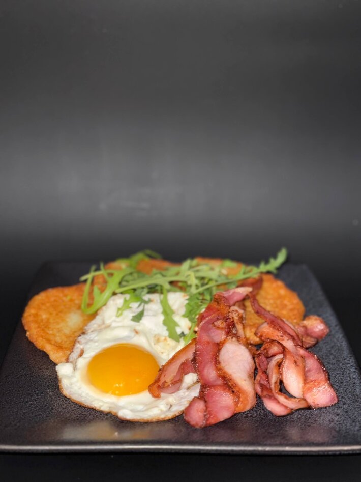 Драники с беконом и яйцом