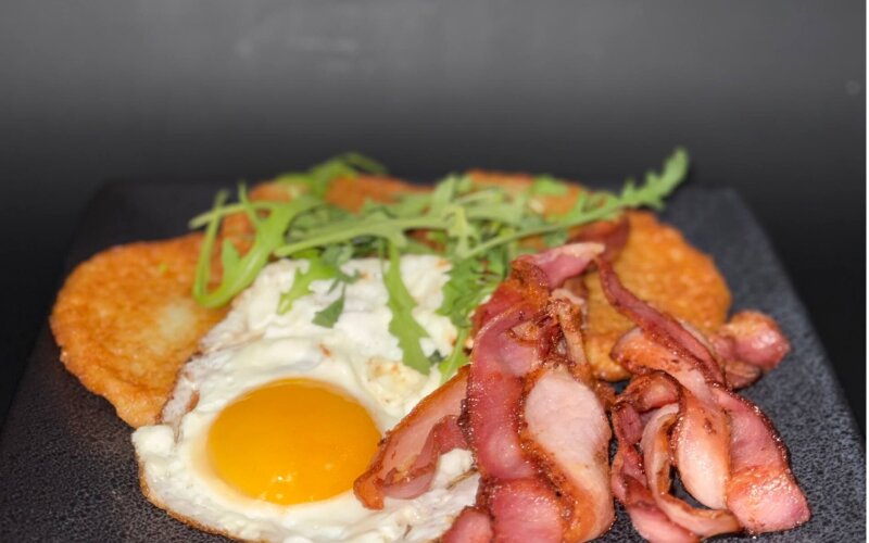 Драники с беконом и яйцом