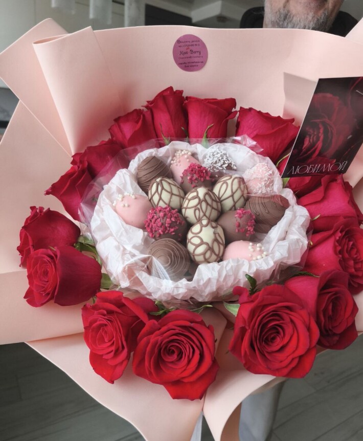Букет из клубники в шоколаде с розами