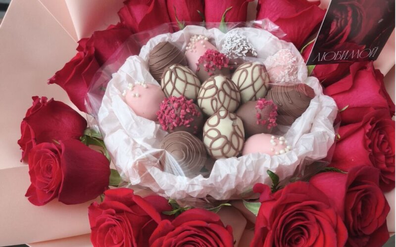 Букет из клубники в шоколаде с розами