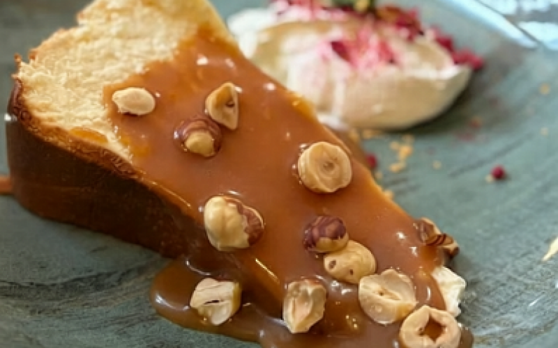 Чизкейк «Сан-себастьян» с солёной карамелью и фундуком