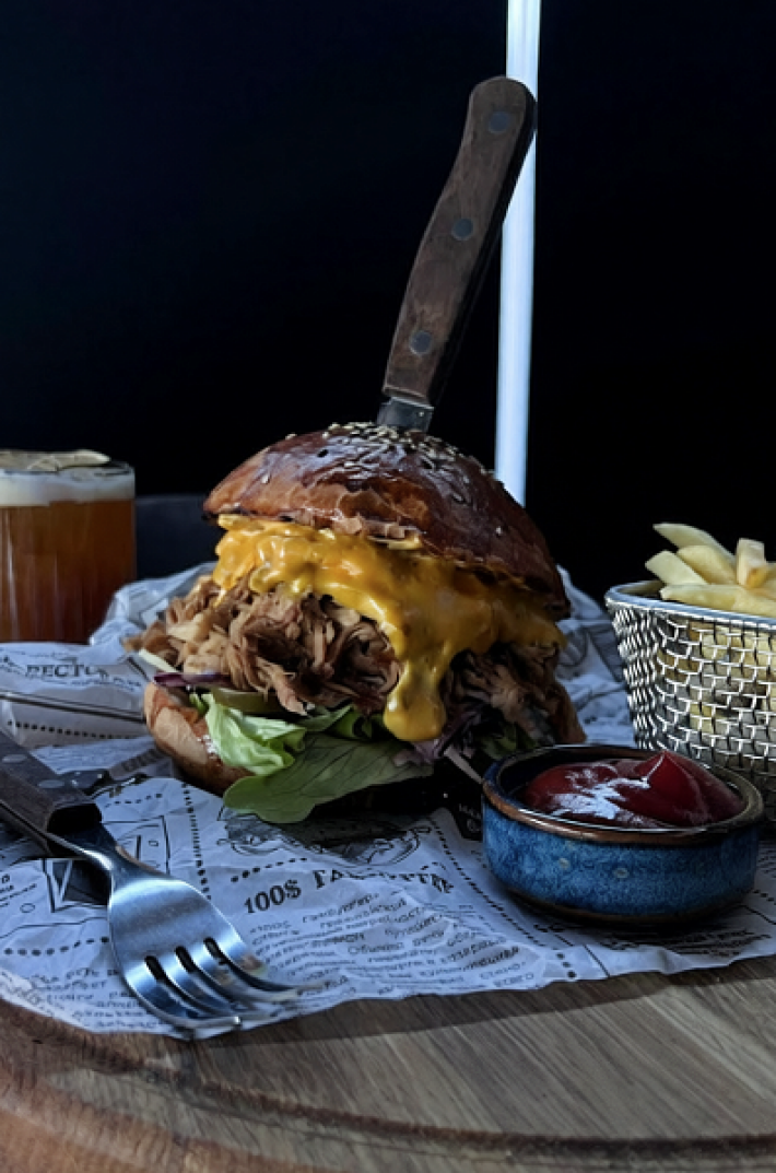 Бургер с рваной свининой «Pulled Pork»