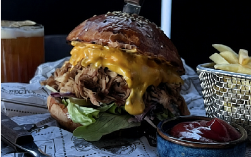 Бургер с рваной свининой «Pulled Pork»