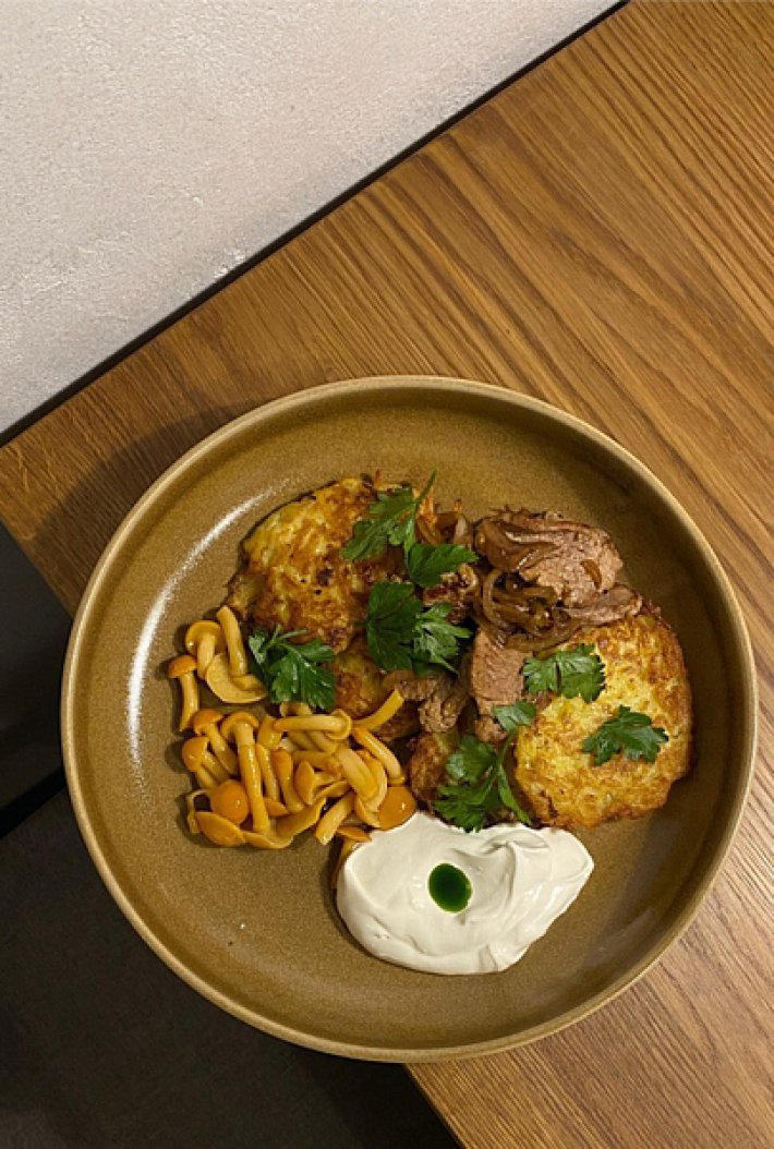 Драники с маринованными грибами и жареной свининой