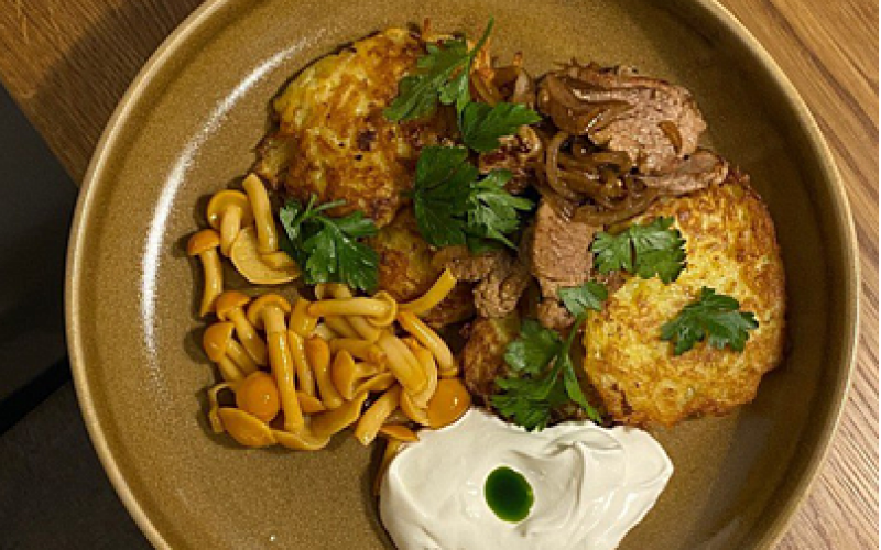 Драники с маринованными грибами и жареной свининой