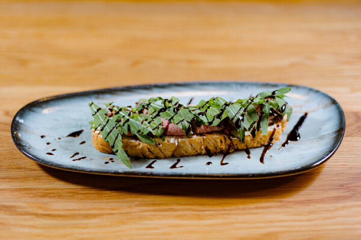 Брускетта с сыром «Маскарпоне», сыро-вяленым окороком и руколой