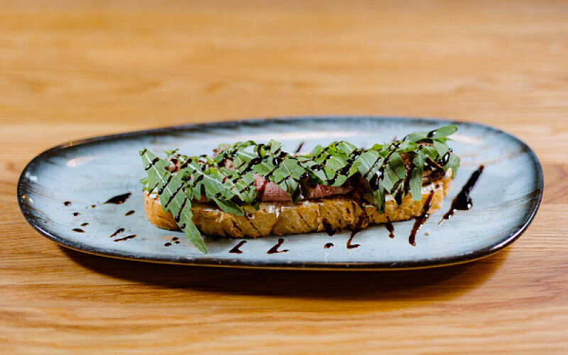 Брускетта с сыром «Маскарпоне», сыро-вяленым окороком и руколой