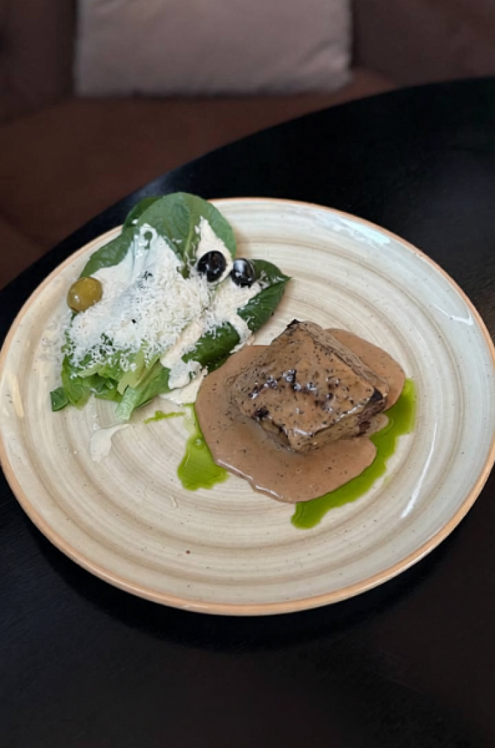 Филе миньон с трюфельным соусом и хрустящим салатом