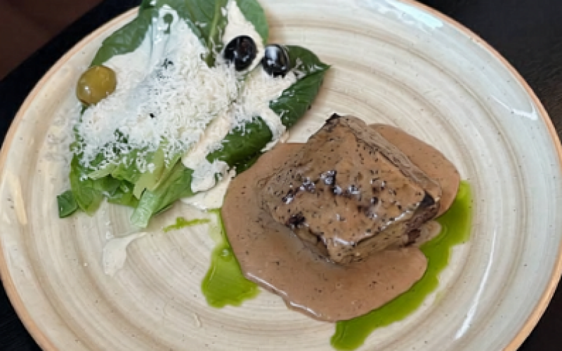 Филе миньон с трюфельным соусом и хрустящим салатом