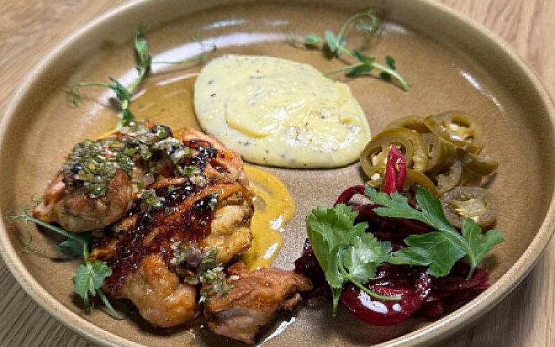 Имбирный цыплёнок с картофельным кремом и трюфельной пастой