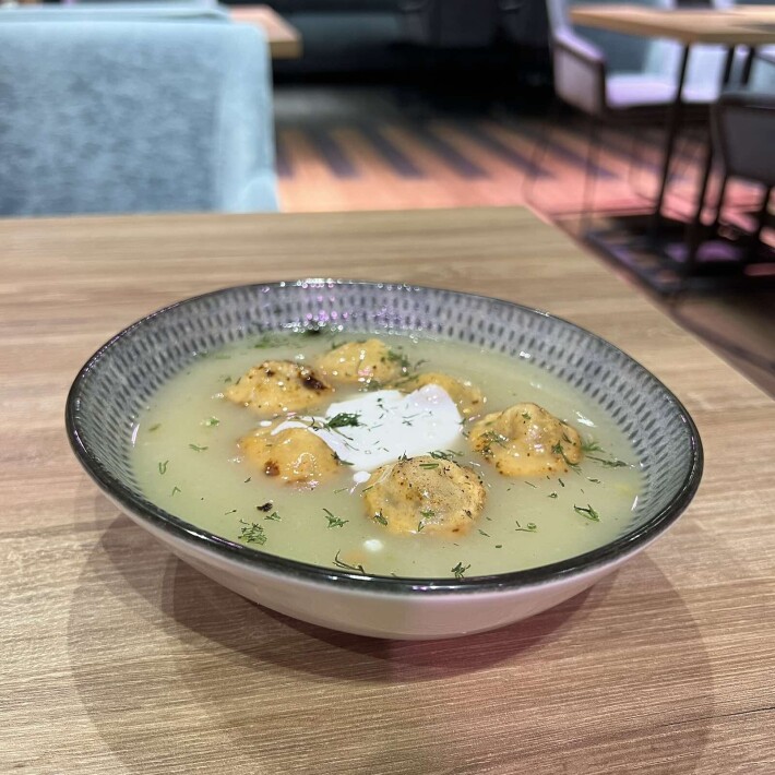 Суп гороховый с грудинкой и гренками