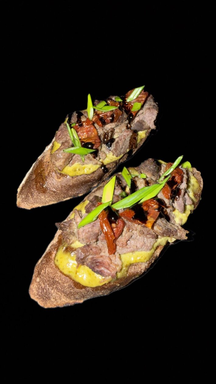 Брускетты с говядиной