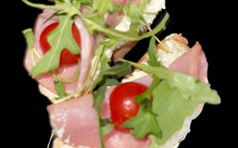 Брускетты с вяленым мясом