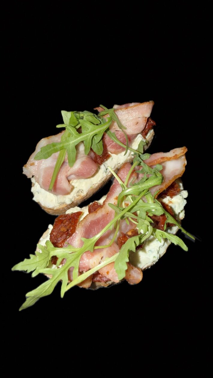 Брускетты с беконом