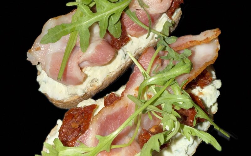 Брускетты с беконом